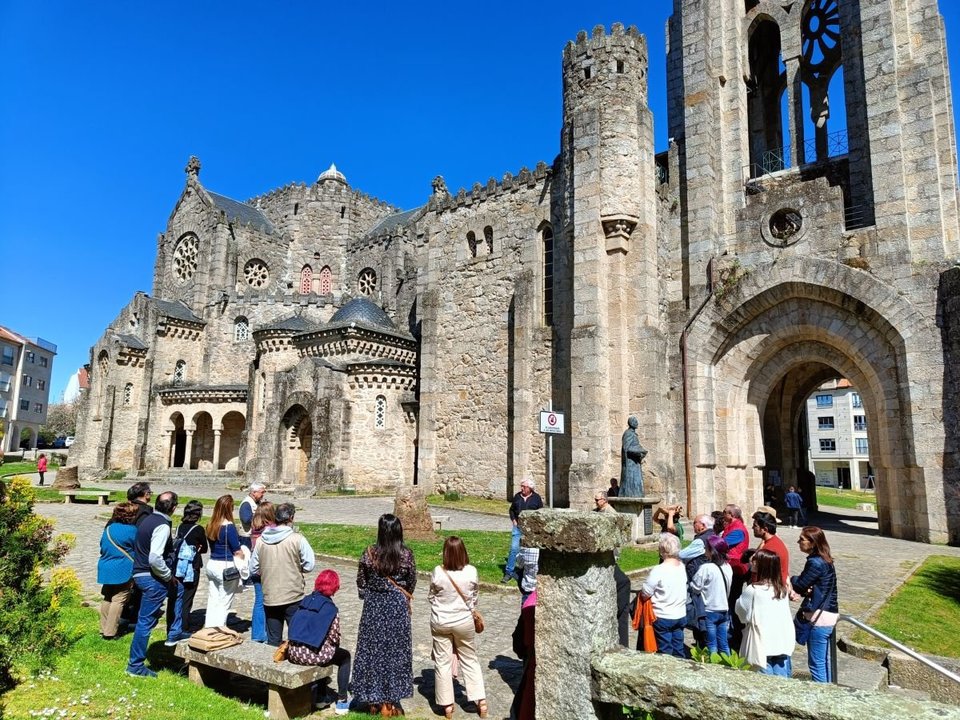 Participantes no roteiro cultural polas igrexas durante a pasada Semana Santa.