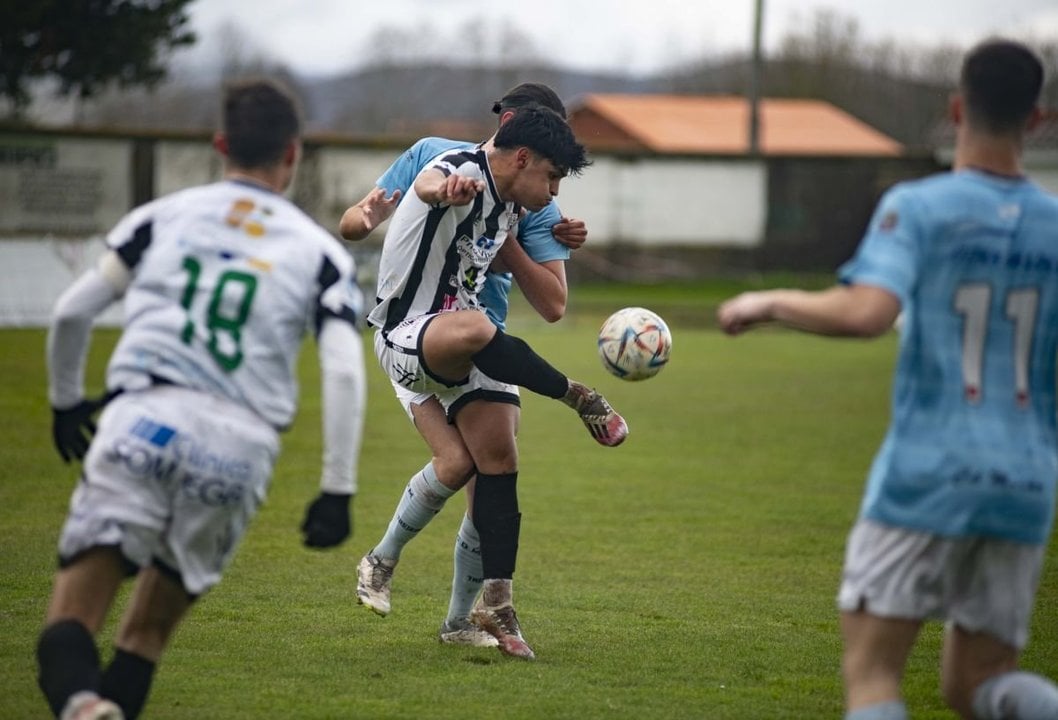 El delantero del Antela Tumbeiro controla el balón ante la presión de un contrario.
