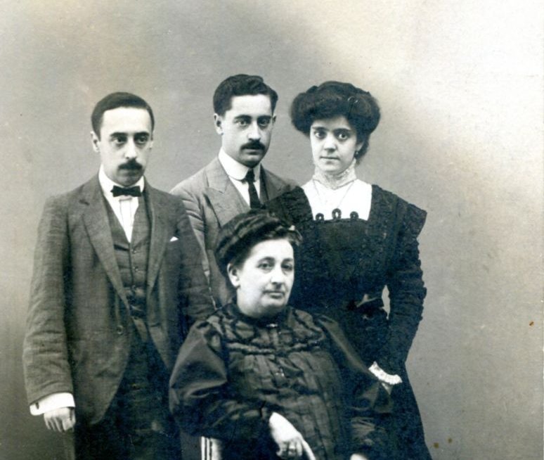 Retrato familiar de Modesta Vázquez cos seus fillos e a muller de Manuel.