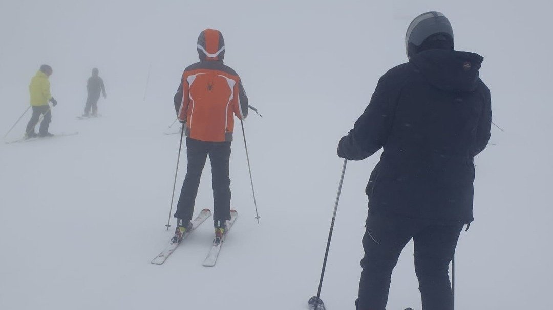 Gente esquiando en la Estación de Montaña de Manzaneda.