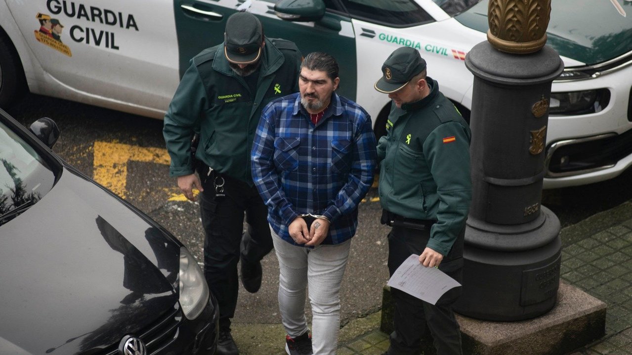 Uno de los acusados por el tiroteo de Tamallancos, Esteban M.M., a su llegada a los juzgados de Ourense para la primera sesión del juicio, celebrado este lunes (Xesús Fariñas).