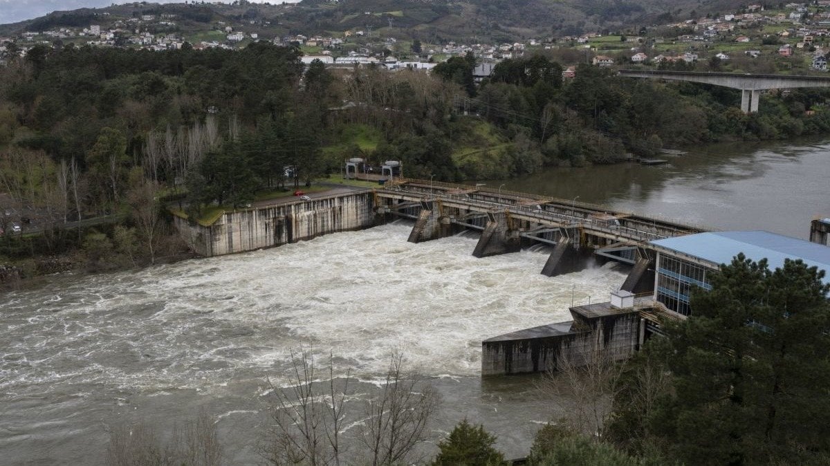 El embalse de Velle, de producción hidroeléctrica, soltaba agua ayer a 1.200 metros cúbicos por segundo (O.P).