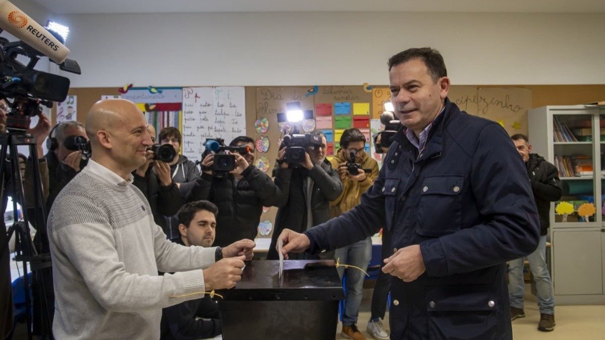 Luís Montenegro, el líder de la Alianza Democrática, votando el domingo (foto: E.P)