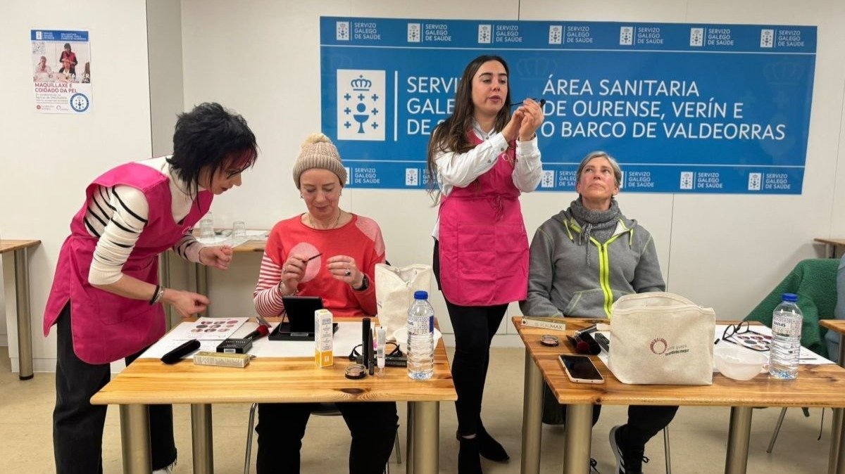 As maquilladoras voluntarias ensinando ás pacientes de cancro a coidar a súa pel, onte.