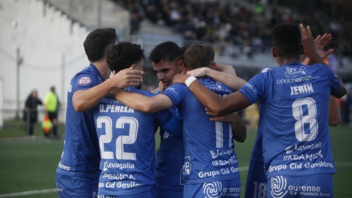 Los jugadores del Ourense CF celebrando un gol en el campo de Oira. (M.A.).
