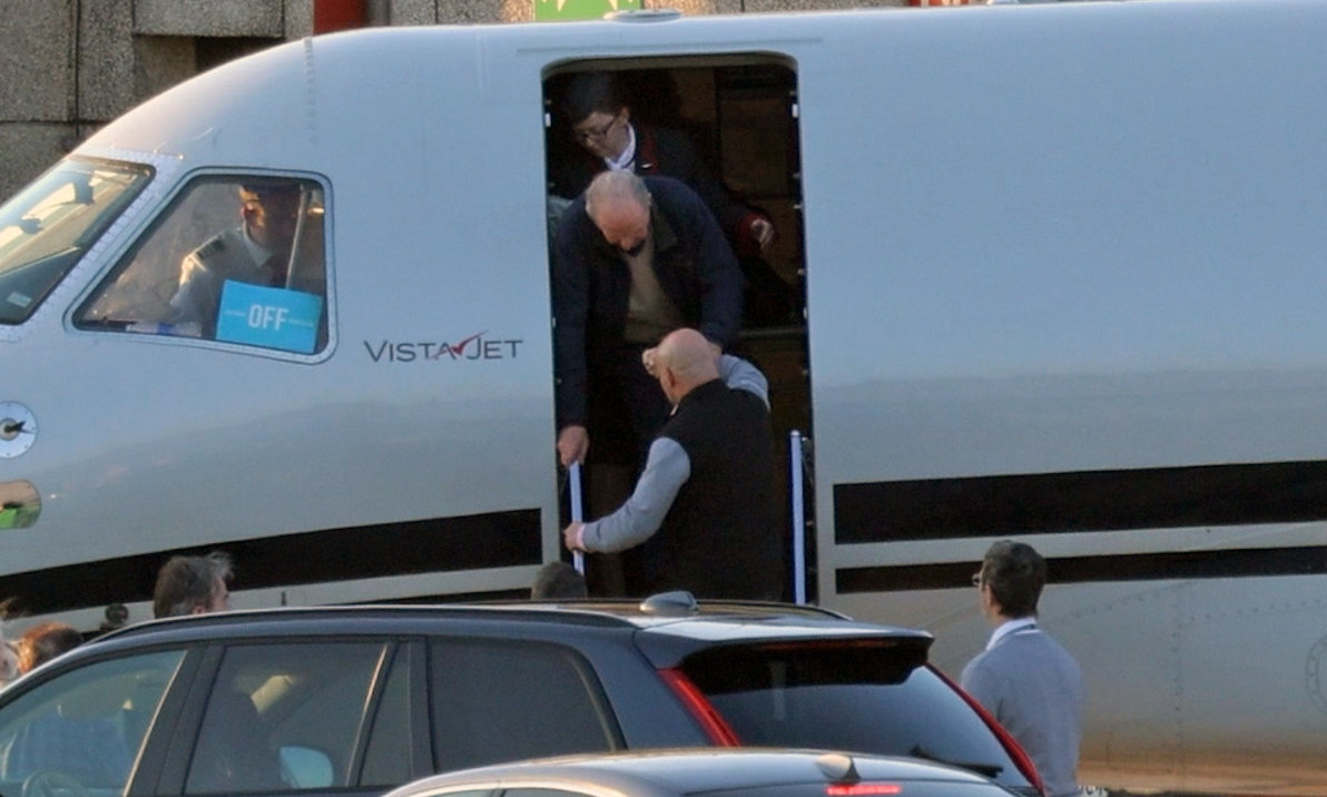 El Rey Juan Carlos llega al aeropuerto de Vigo