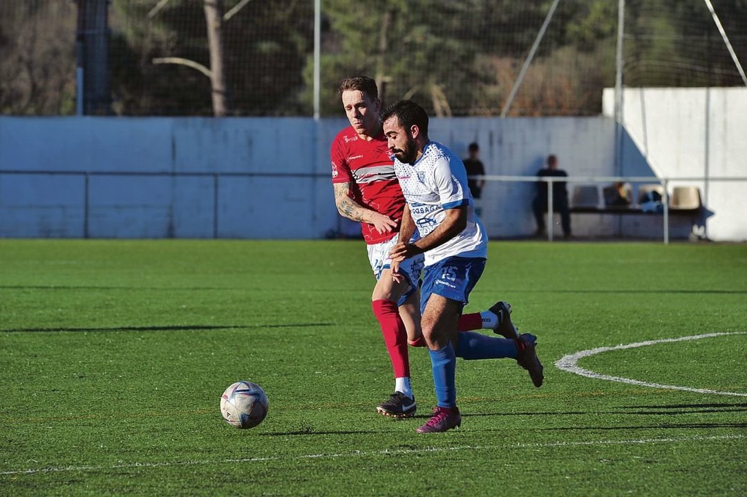 El centrocampista del Velle, Pitu, conduce el balón ante Ocampo, del Barco en el derbi del Monte da Aira.
