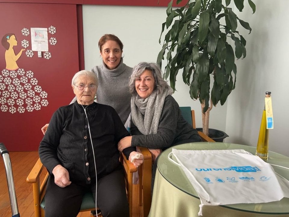 Estrella do Rial, centenaria celanovesa, con Cristina Conde y la concejala Teresa Barge.