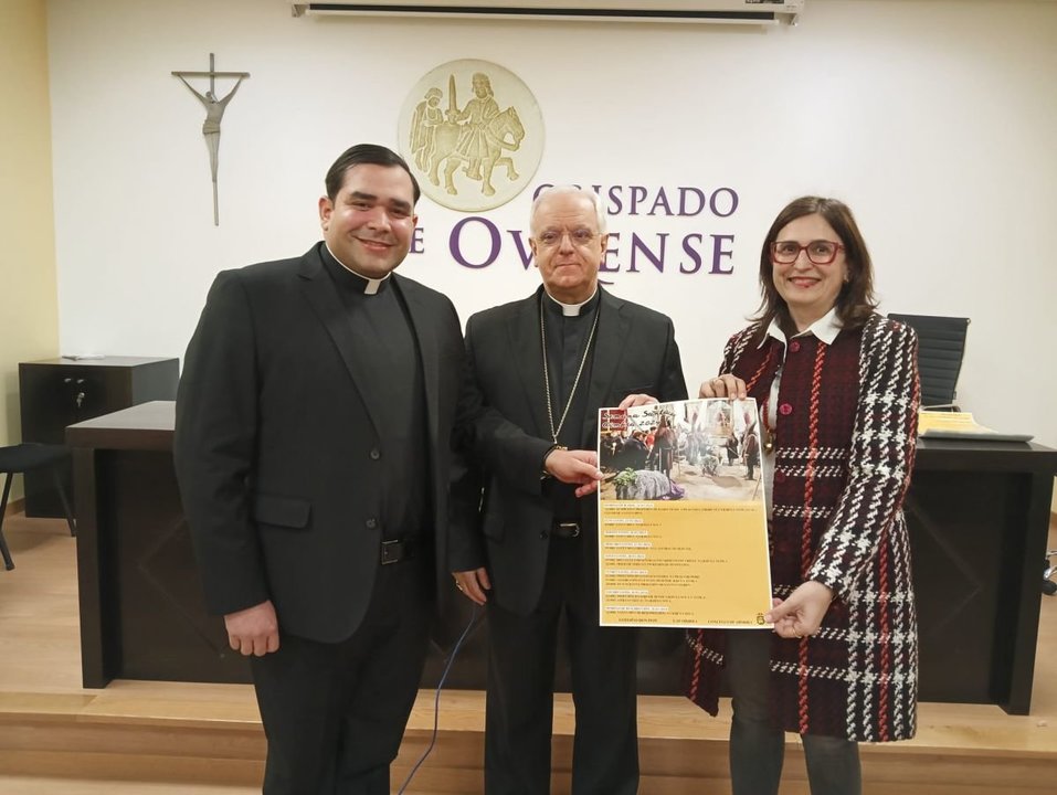 Freddy José Marcano, monseñor Lemos Montanet y Ana María Villarino durante la presentación de la Semana Santa en Oímbra.