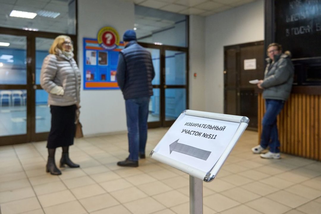 Votantes en un colegio electoral de Moscú, ayer en la primera jornada de votaciones (foto: E.P.)