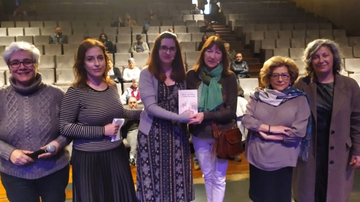 Iria Morgade y Lola Varela -en el centro- sostienen el libro de la primera.