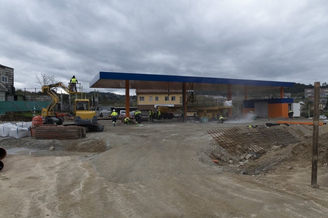 Obras de la nueva gasolinera “low cost” de Ourense.
