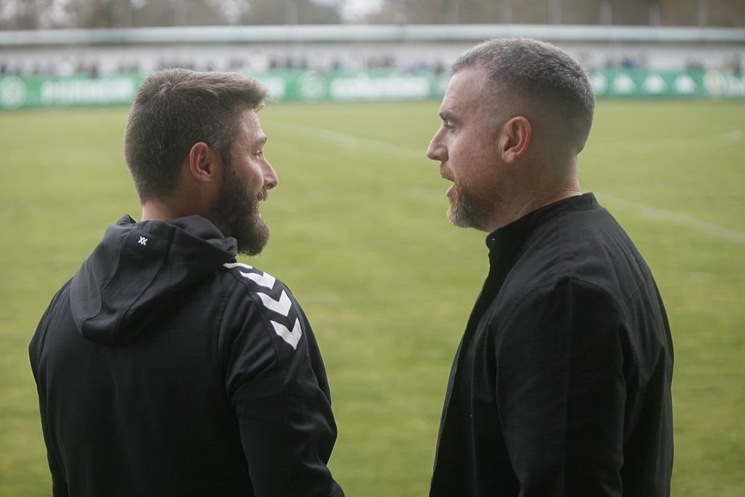 Ambos técnicos conversan en Espiñedo antes de comenzar el partido de ayer.