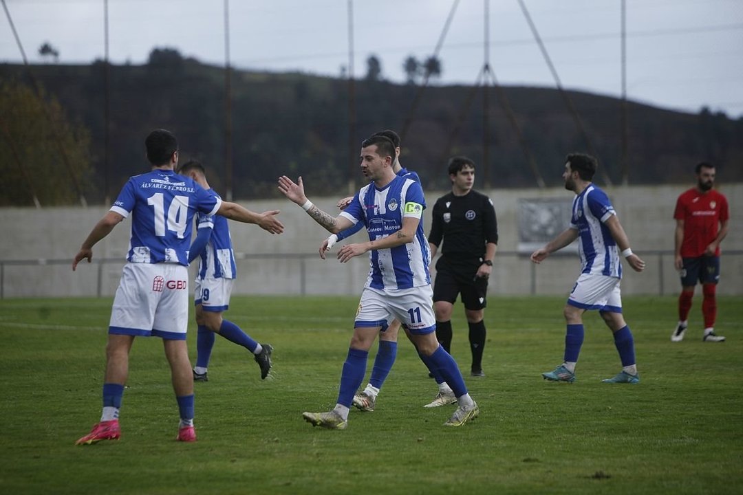 Los jugadores del Sporting Celanova celebran un gol en el campo de San Rosendo.