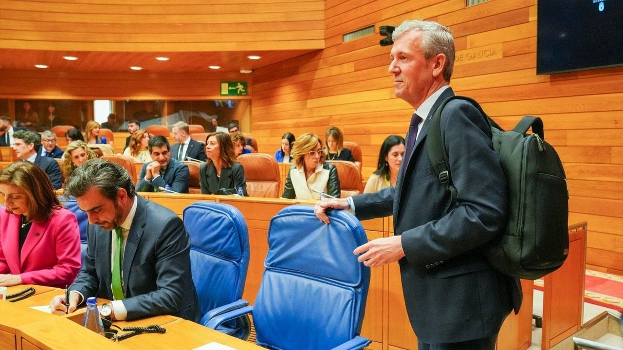 El presidente de la Xunta en funciones y líder del PPdeG, Alfonso Rueda, llega a la sesión de constitución del Parlamento de Galicia, a 18 de marzo de 2024, en Santiago de Compostela.