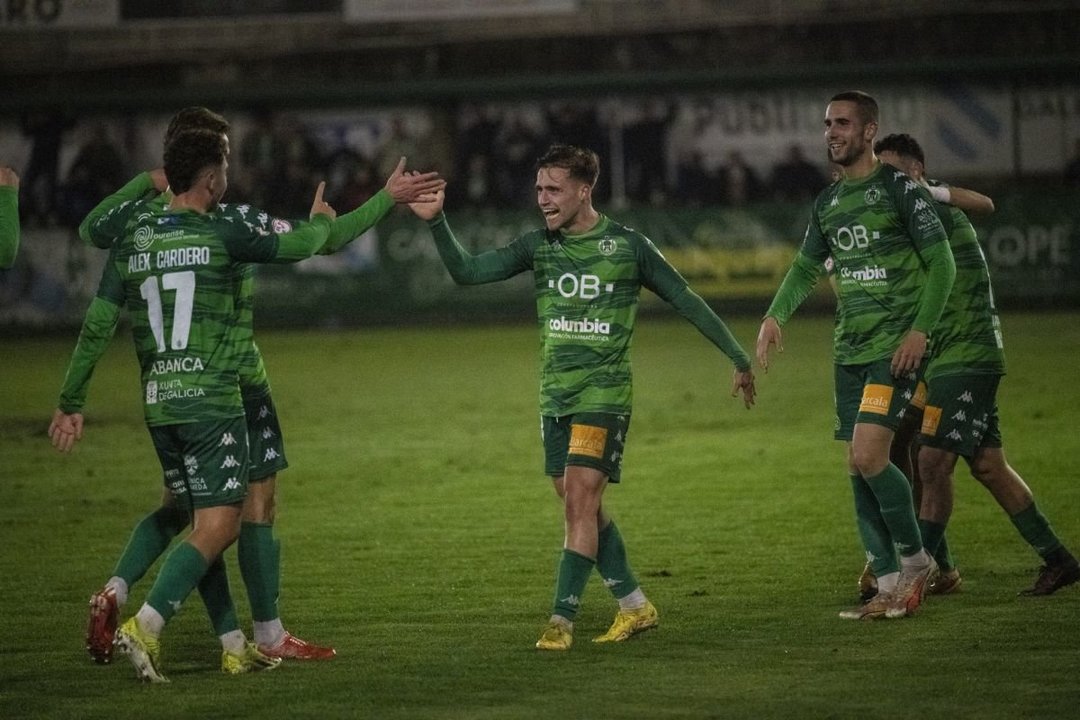 Los jugadores del Arenteiro celebran un gol en un partido en Espiñedo.