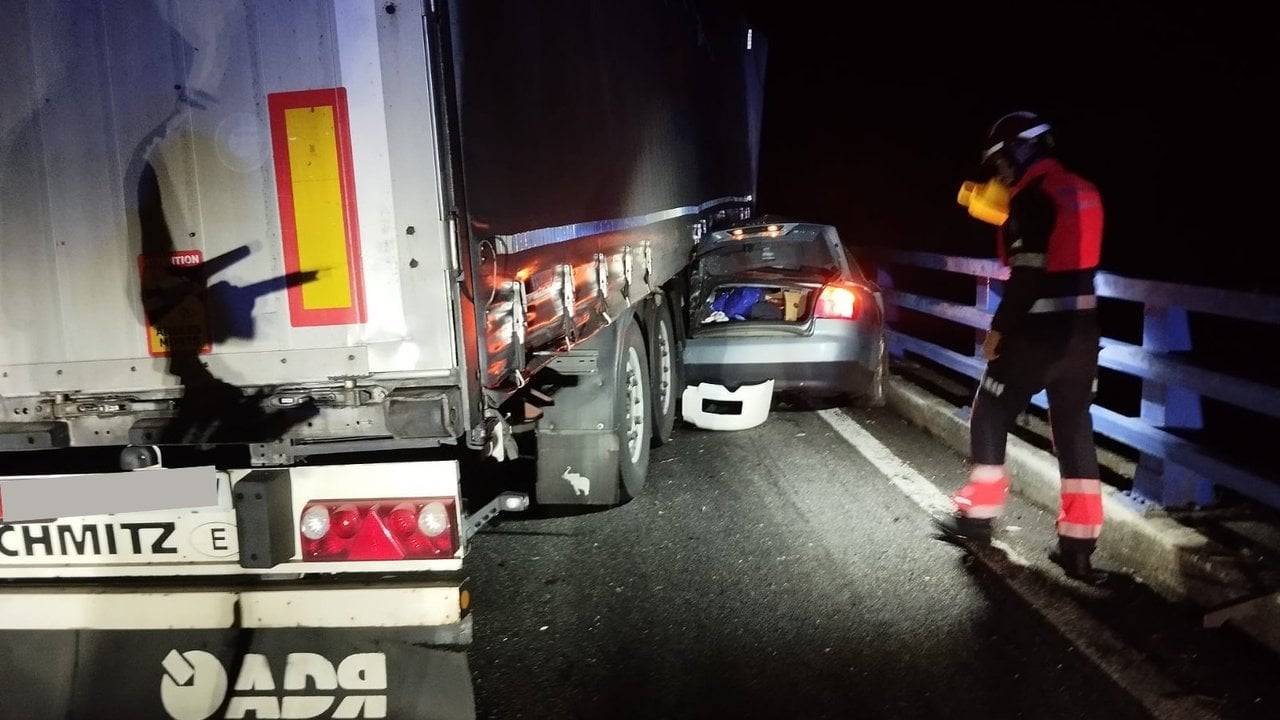 Aparatoso accidente en la A52 en Cenlle donde un camión ha empotrado a un coche que estaba averiado en el arcén (LR).