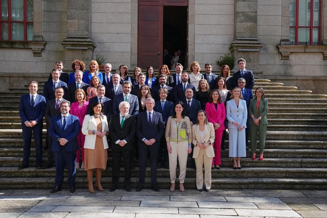 Foto de familia tras constituir el Parlamento de Galicia con el presidente de la Xunta en funciones, Alfonso Rueda (EP)