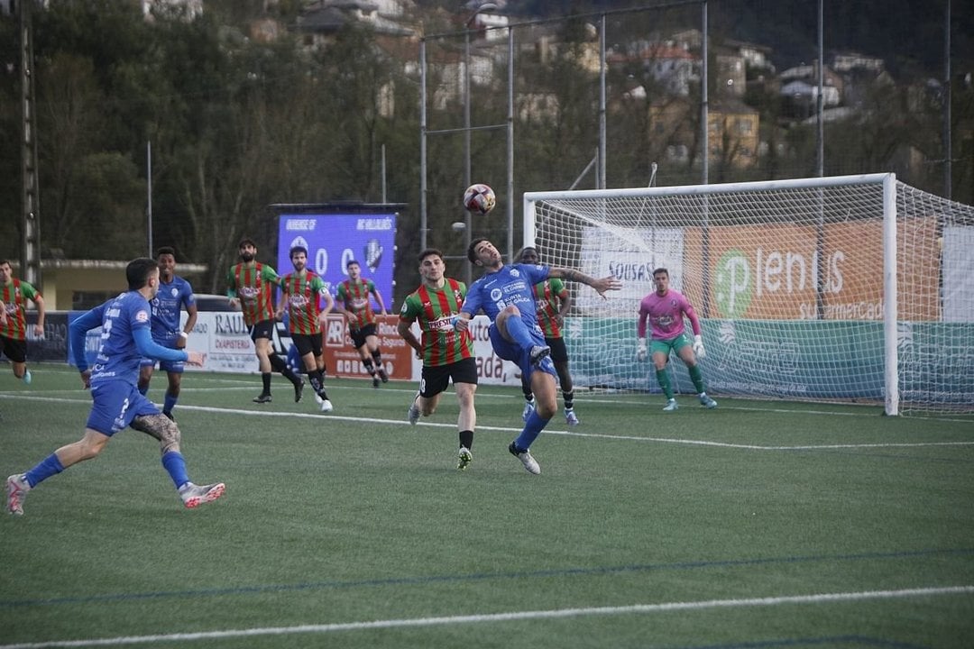 El delantero del Ourense CF, Gonzalo Di Renzo, intenta controlar el balón ante un contrario.