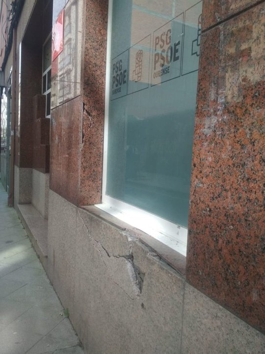 Daños en la fachada de la sede del PSOE de Ourense.