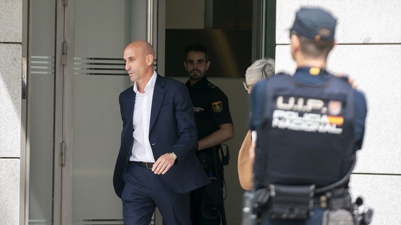 El expresidente de la Real Federación Española de Fútbol (RFEF), Luis Rubiales, sale de declarar de la Audiencia Nacional (EP).