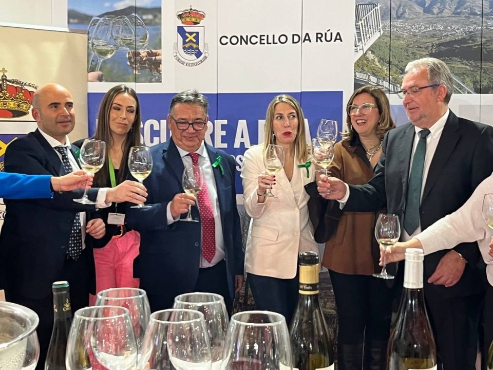 Representantes del Concello de  A Rúa brindan con vinos de Valdeorras con la presidenta de la Junta de Extremadura, María Guardiola -tercera por la derecha-.