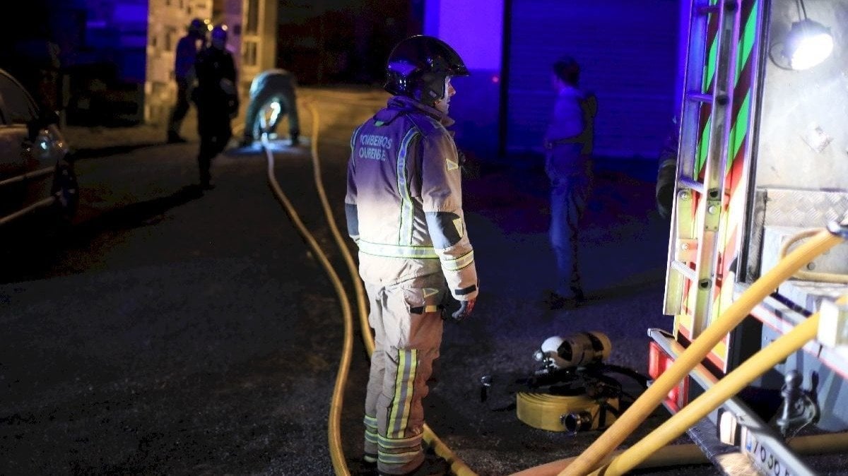Los bomberos de Ourense acudieron a la Finca da Marquesa tras la explosión de un depósito de gas en una casa (José Paz).