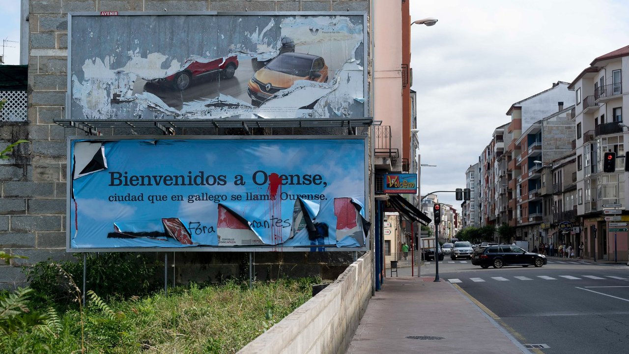 Cartel de hablemos español roto en el barrio de O Vinteún