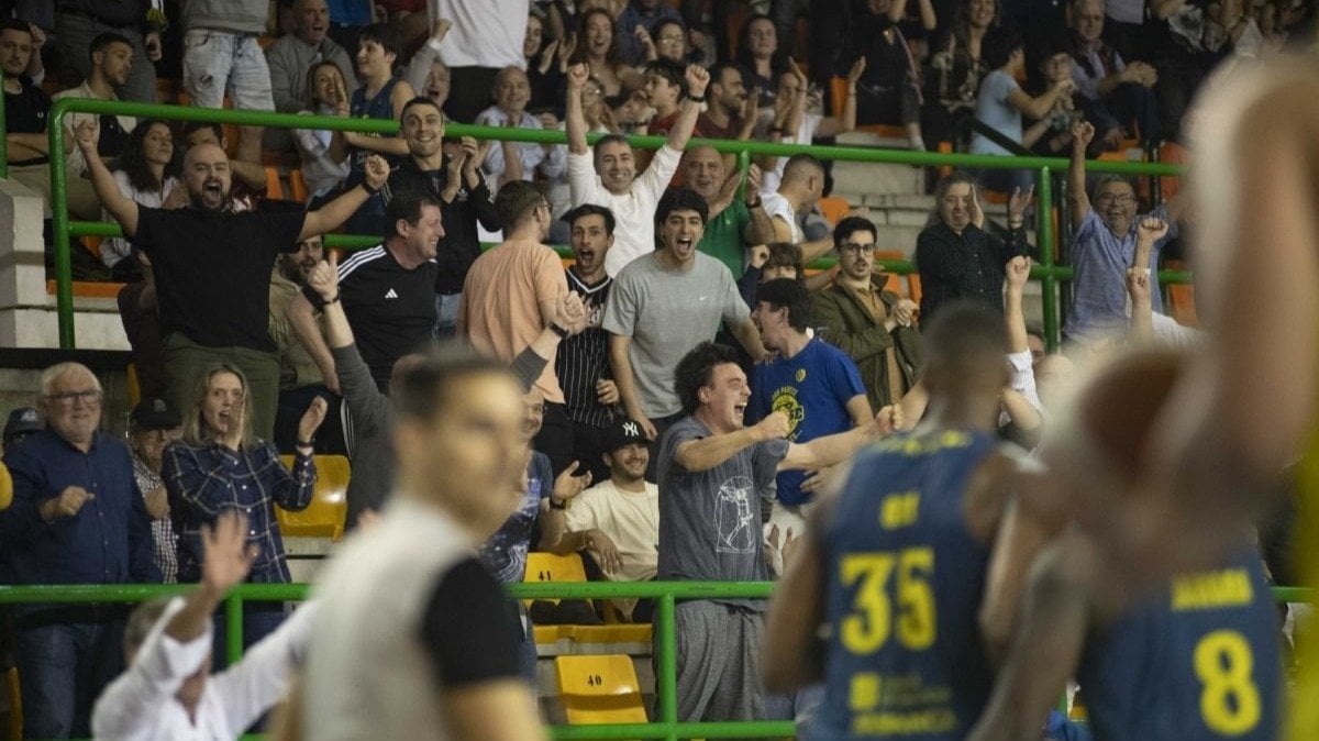 Aficionados del COB, eufóricos viendo a su equipo derrotar al todopoderoso Estudiantes (foto: Xesús Fariñas)