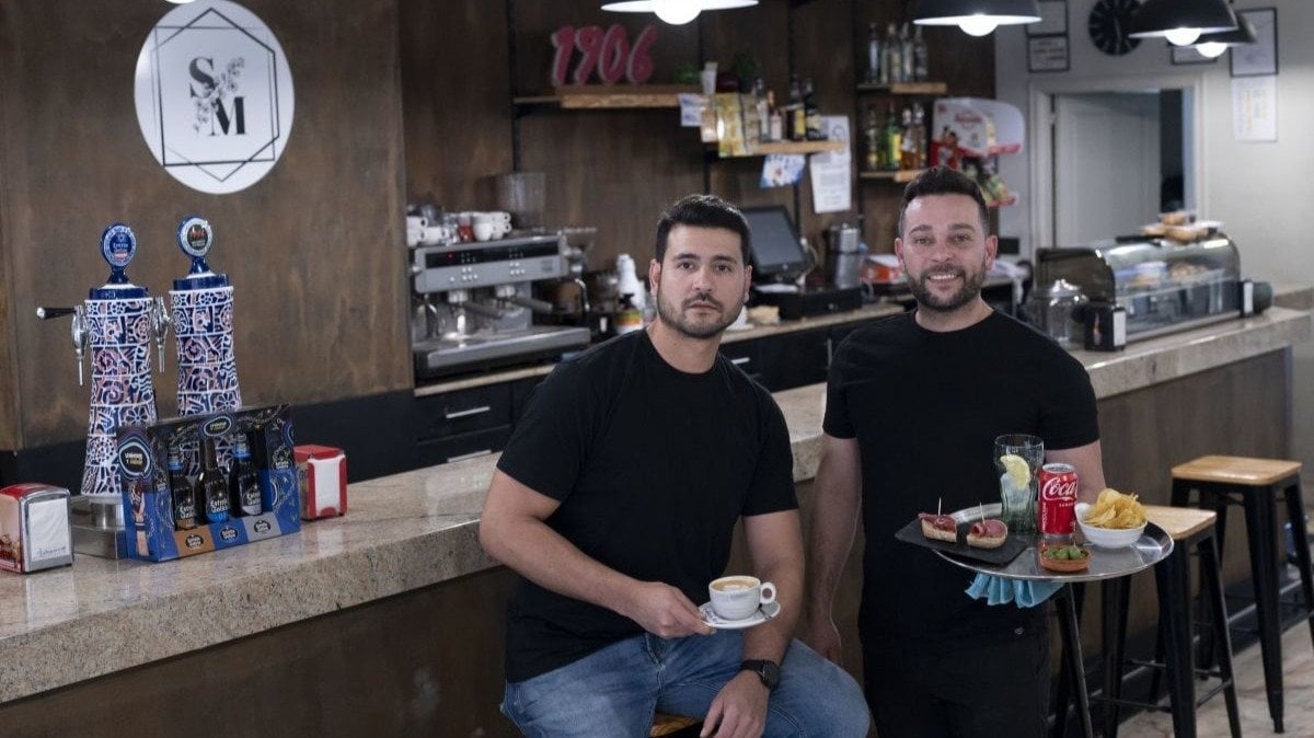 Luis Eduardo Conde y Manuel Cortiñas en la Cafetería San Marcos (foto: Martiño Pinal)