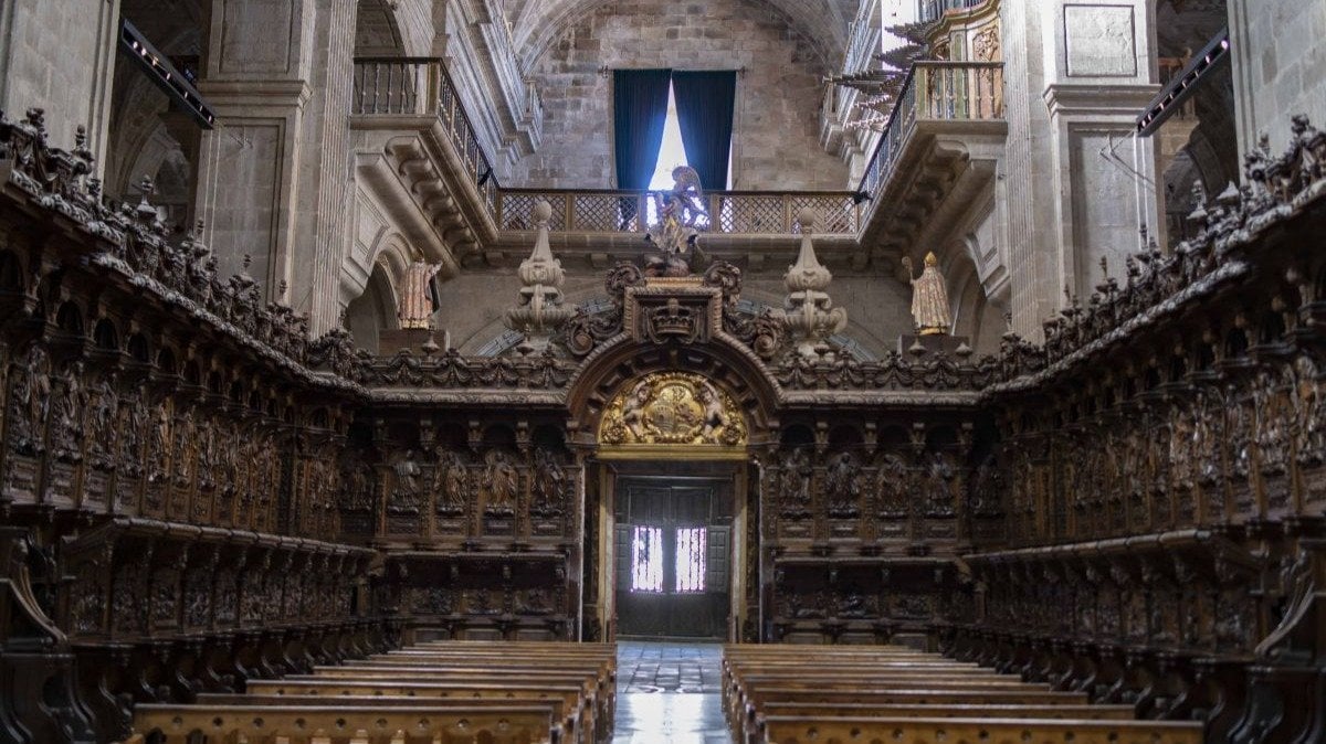 El coro Bajo, del siglo XVIII, recoge la vida y milagros de San Rosendo y San Benito. Arriba se sitúa el coro Alto y, a la derecha, el órgano que suena cada domingo en la iglesia.