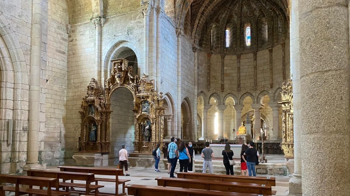 Un grupo de personas, en la Iglesia  de Santa María la Real de Oseira.