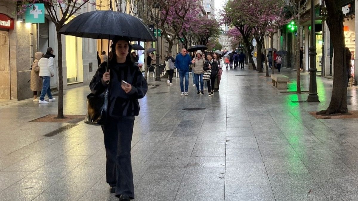 Peatones por el Paseo, bajo la lluvia ayer por la tarde (Miguel Ángel).