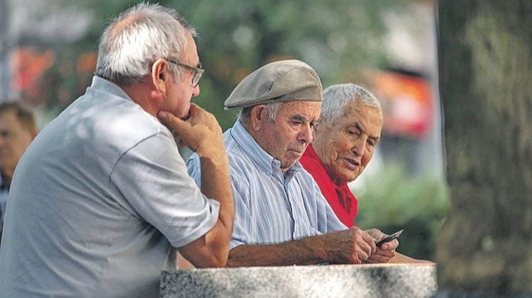 Un grupo de pensionistas juega a las cartas. ÓSCAR PINAL