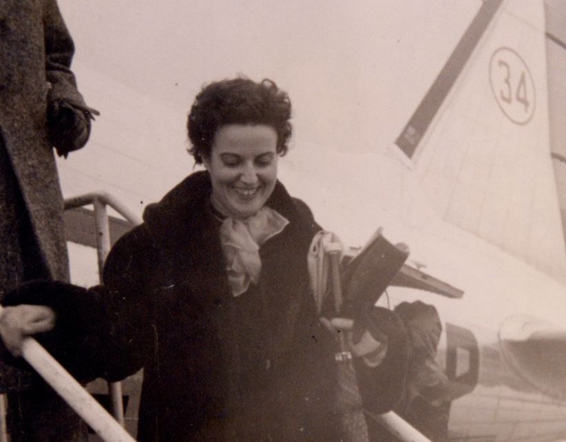 Vázquez, baixando do avión ao chegar a Barcelona en 1955.