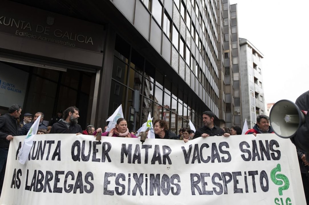 Manifestación de ganaderos, ayer ante la sede de la Xunta. Foto: Martiño Pinal