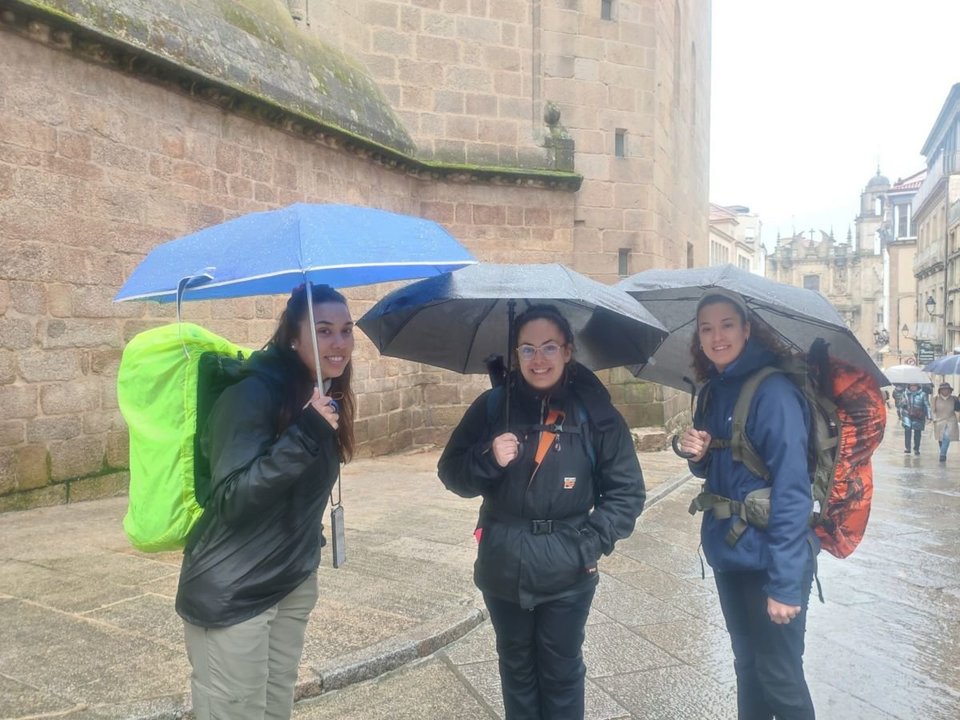 Tres peregrinas en su paso por Ourense durante la jornada de ayer.