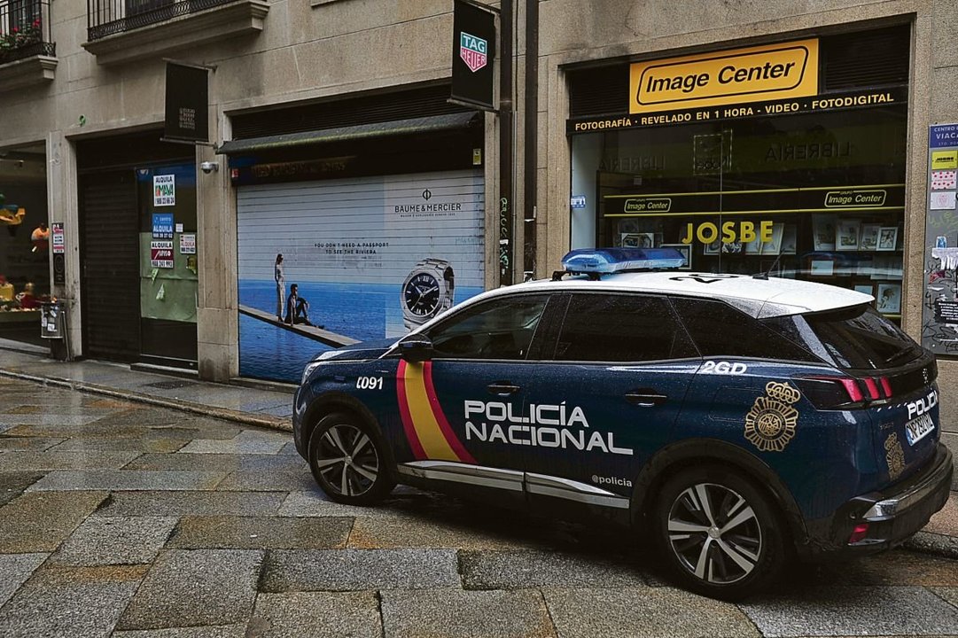 Un coche patrulla de la Policía Nacional, este jueves durante una intervención en el centro de la ciudad.