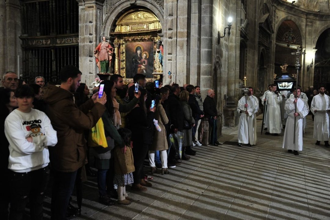 La lluvia impidió la salida del Santo Enterro en Ourense, y la procesión fue sustituida por un via crucis.