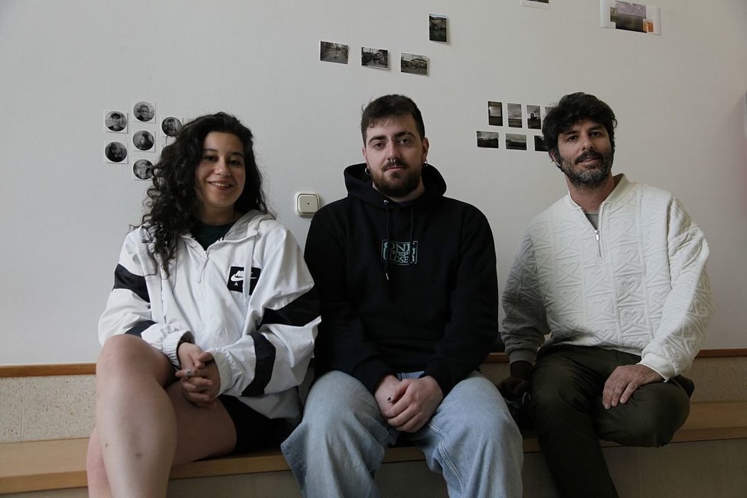 El profesor y promotor de la actividad, Miguel Álvarez, y dos de los alumnos que fueron a Bosnia.