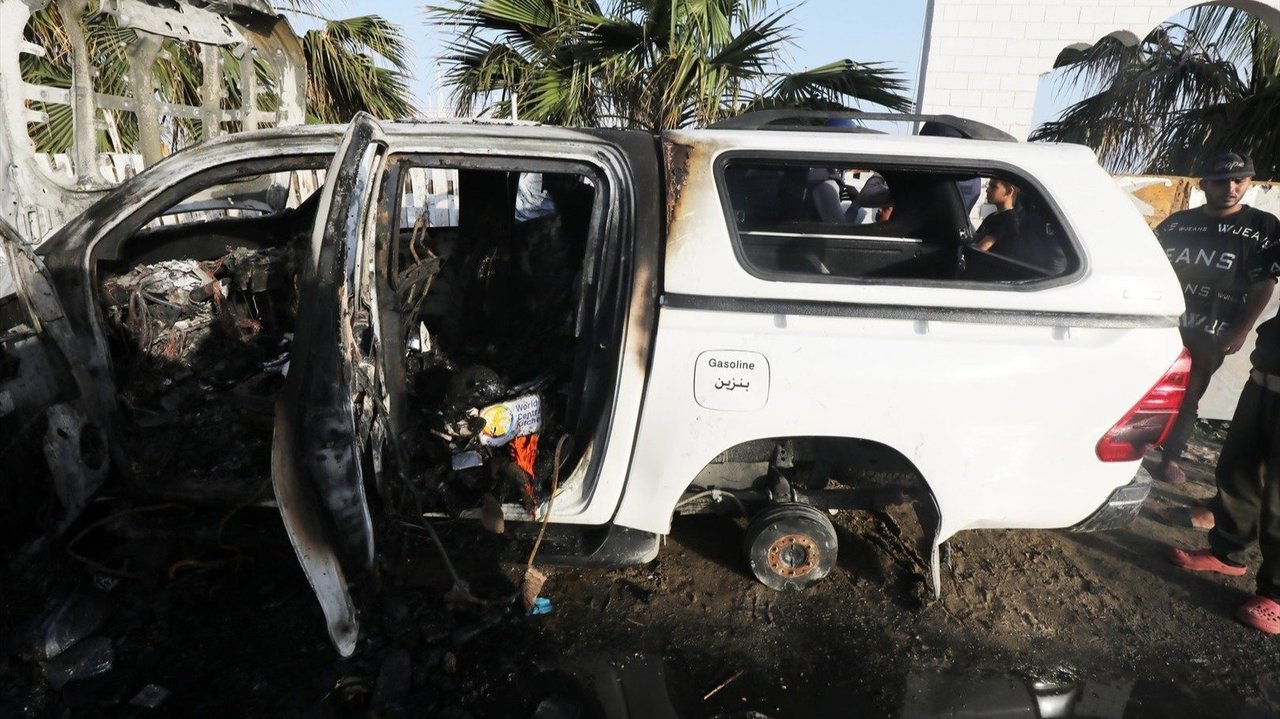Estado en el que quedó el vehículo en el que viajaban los siete voluntarios tras el ataque israelí (foto: E.P.)