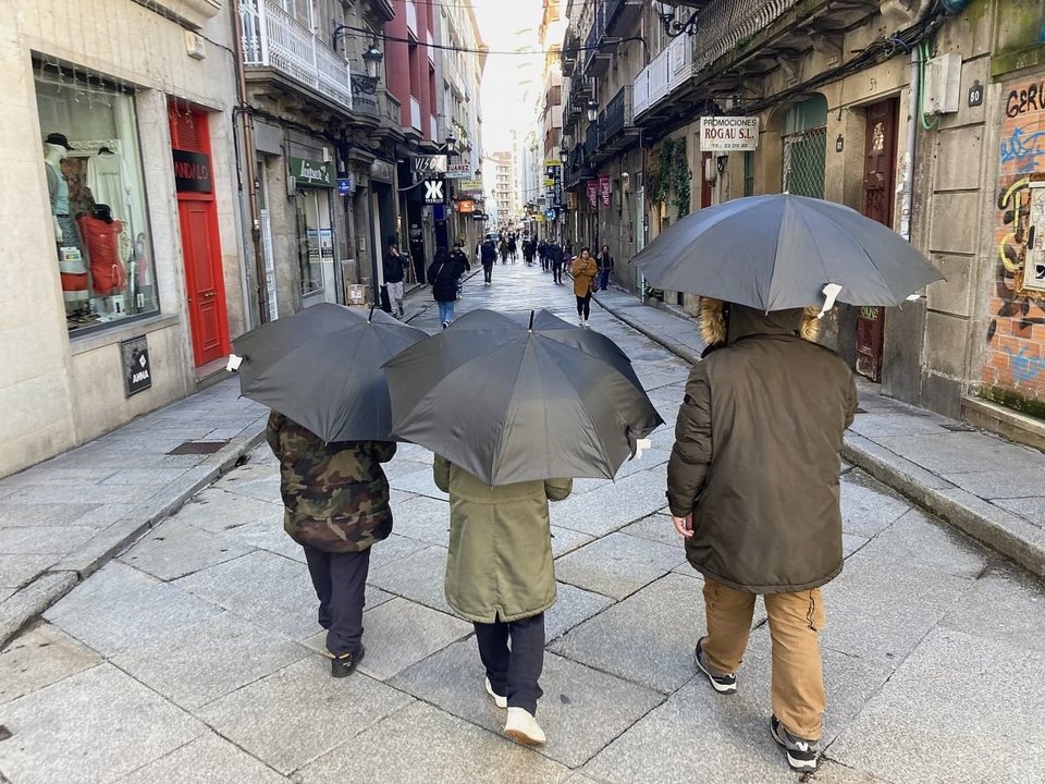 Tres ciudadanos con paraguas, una estampa habitual en los últimos días.