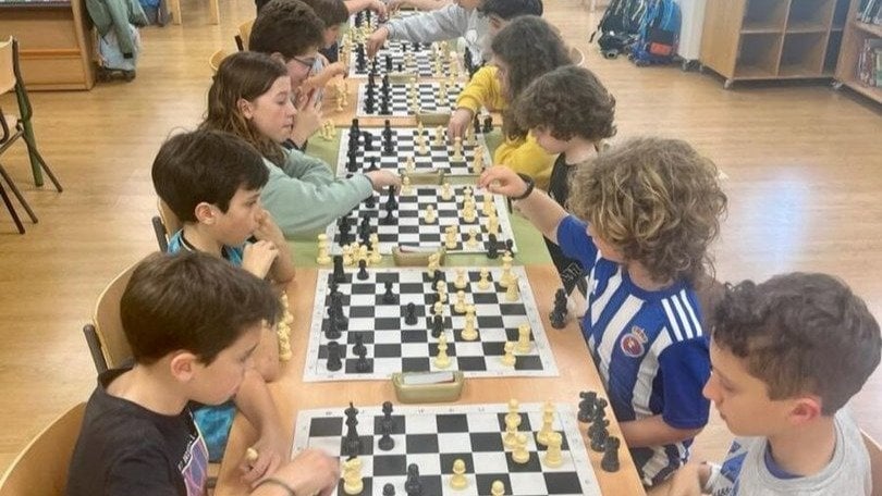 Los jóvenes  participantes, durante una de las rondas de la competición del Xadrez Burgas en Allariz (foto: Club Xadrez Burgas)