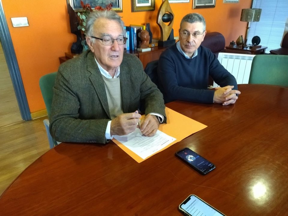 Alfredo García y Aurentino Alonso presentando el plan inversor.