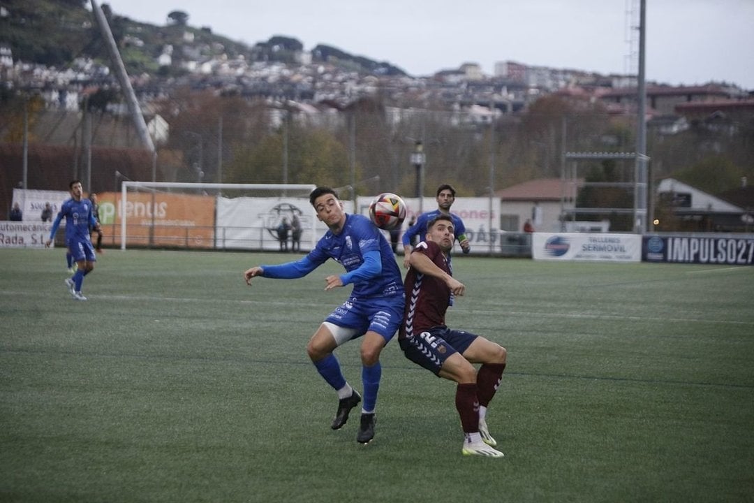 El azulón Alberto Gil disputa una pelota en un partido en Oira (Miguel Ángel).