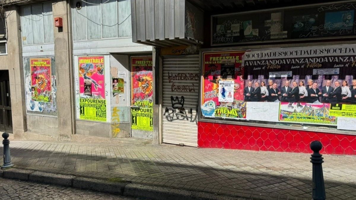 Carteles de espectáculos de hace años manchando las fachadas de Ourense.