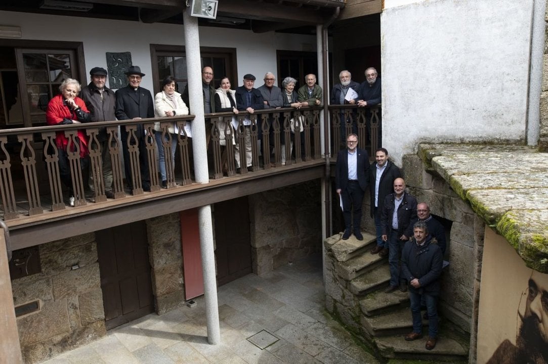 Os patróns posan tras a reunión na casa familiar de Curros Enríquez.