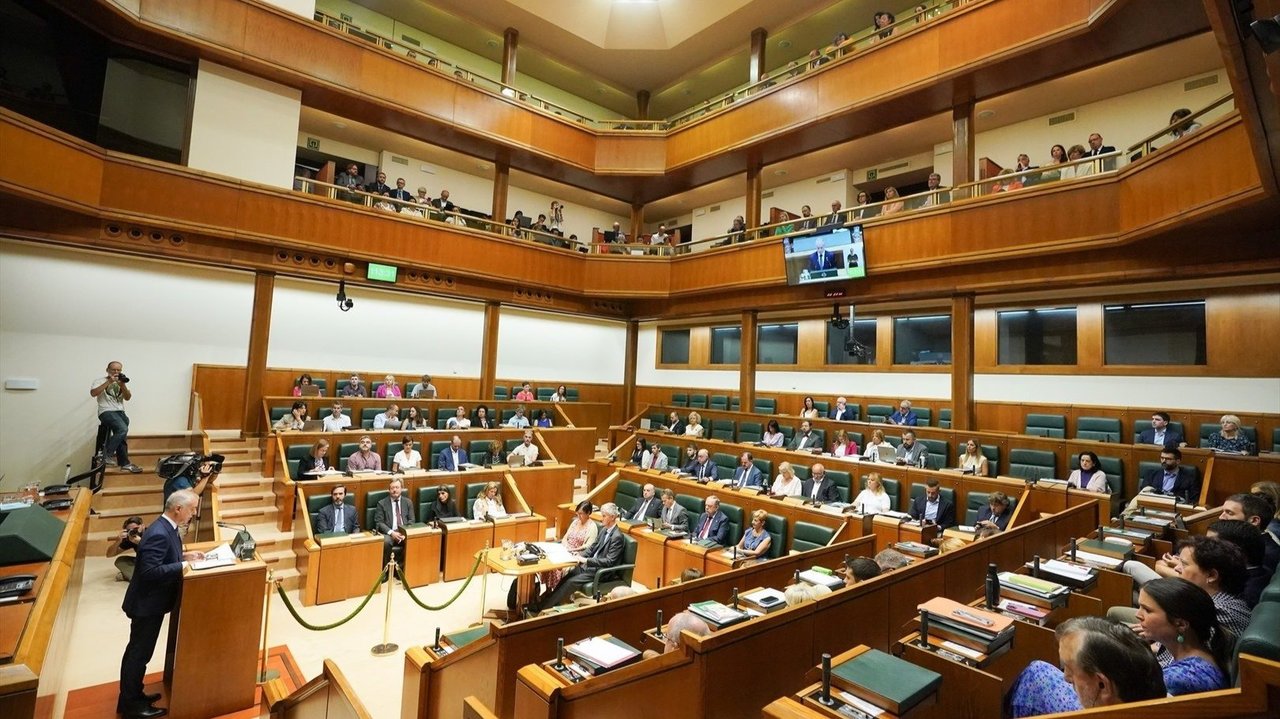 El actual lehendakari, Iñigo Urkullu (PNV), que no optará a la reelección, participa en el pleno del Parlamento Vasco en