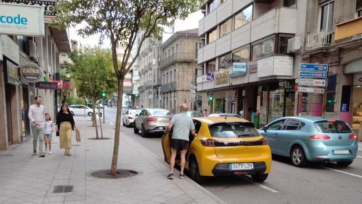 El coche que utiliza el alcalde de Ourense, mal aparcado en la rúa do Progreso.