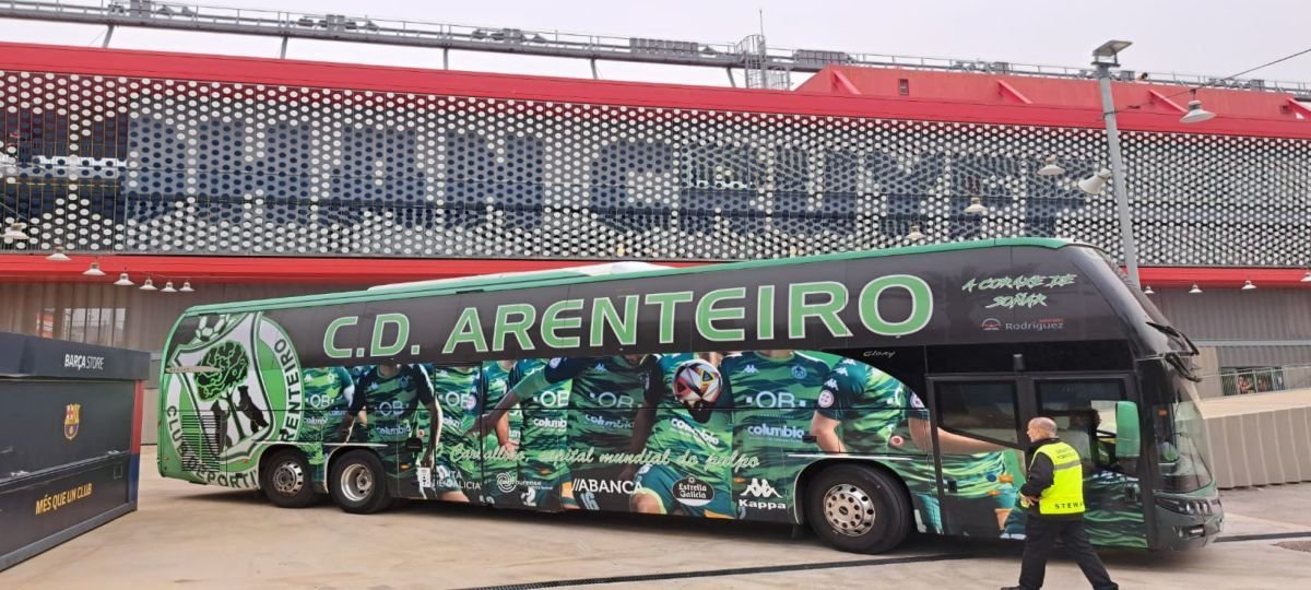 El autocar del equipo verde en el Estadi Johan Cruiff antes del viaje de vuelta.